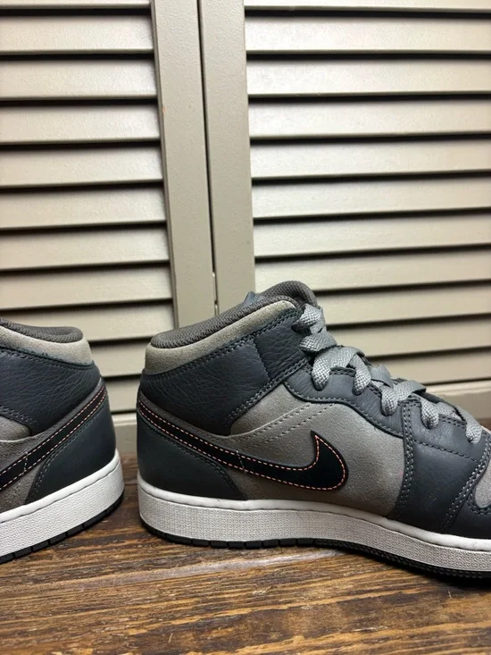 Nike Air Jordan 1 Mid SE in the "Night Stadium" colorway 7Y - Picture 8 of 11